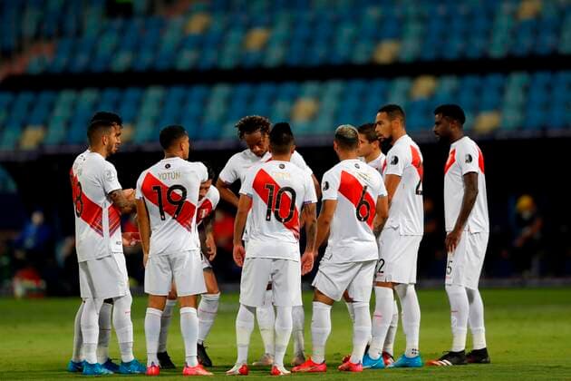 Peru s players cheer up prior to a match against Ecuador for Group B of the Copa America at the Pedro Ludovico Teixeira Olympic Stadium in Goiania, Brazil, 23 June 2021. Ecuador - Peru !ACHTUNG: NUR REDAKTIONELLE NUTZUNG!  Copyright: xFernandoxBizerraxJrx AMDEP5122 20210623-ca3002cceecba84ced6eb7a5c45d8ceb2a46a83b