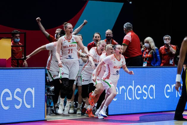 Sport Bilder des Tages Belarus v Sweden - Women s EuroBasket 2021 Belarus s players celebrate the victory at the end of EuroBasket 2021 quarter-finals match between Belarus and Sweden at Fuente de Sant Luis pavilion on June 23, 2021 in Valencia, Spain. Valencia Spain reinorenon-notitle210623_npLCe  Copyright: xJonxImanolxReinox
