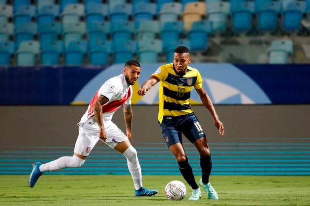 Ayrton Preciado of Ecuador dispute the ball against Peru s Sergio Pena today, during a match for Group B of the Copa America at the Pedro Ludovico Teixeira Olympic Stadium in Goiania, Brazil, 23 June 2021. Ecuador - Peru !ACHTUNG: NUR REDAKTIONELLE NUTZUNG!  Copyright: xAlbertoxValdesx AME7969 20210623-accddc0c8f219c5c4c62b97b6e717f32f73b3dfc