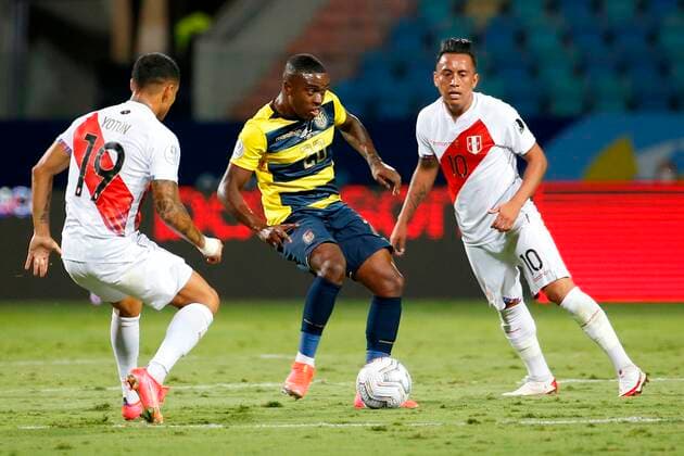 Ecuador s Jhegson Mendez in action against Peru s Yoshimar Yotun (L) and Christian Cueva (R), during a match for Group B of the Copa America at the Pedro Ludovico Teixeira Olympic Stadium in Goiania, Brazil, 23 June 2021. Ecuador - Peru !ACHTUNG: NUR REDAKTIONELLE NUTZUNG!  Copyright: xAlbertoxValdesx AME7989 20210623-117d8ea48a9b87631f0b5a902a8467d2461ff534