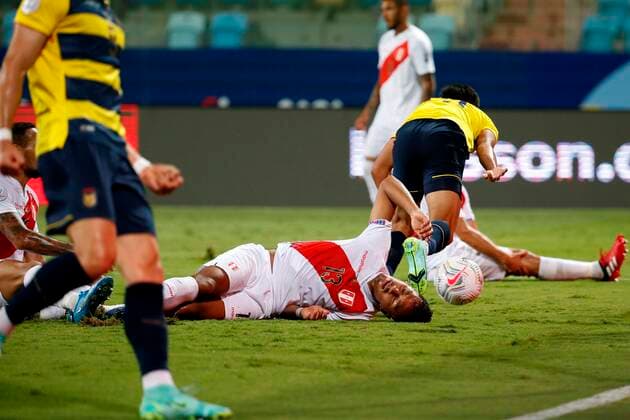 Peru s Renato Tapia laments today after scoring the own goal, during a match for Group B of the Copa America at the Pedro Ludovico Teixeira Olympic Stadium in Goiania, Brazil, 23 June 2021. Ecuador - Peru !ACHTUNG: NUR REDAKTIONELLE NUTZUNG!  Copyright: xAlbertoxValdesx AME7985 20210623-7cb4872626d86aa7360f383090c8ce0e1787a55f