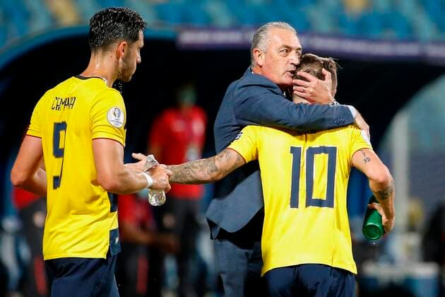 Gustavo Alfaro coach of Ecuador hugs Damian Diaz today, during a match for Group B of the Copa America at the Pedro Ludovico Teixeira Olympic Stadium in Goiania, Brazil, 23 June 2021. Ecuador - Peru !ACHTUNG: NUR REDAKTIONELLE NUTZUNG!  Copyright: xAlbertoxValdesx AME7992 20210623-2516d79ce00c0dfe672e17ff1515c53ca902a50b