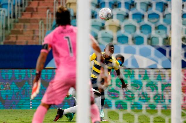 Ecuador s Pervis Estupinan (C) faces goalkeeper Pedro Gallese of Peru today, during a Copa America group B match at the Olimpico stadium in Goiania, Brazil, 23 June 2021. Ecuador - Peru !ACHTUNG: NUR REDAKTIONELLE NUTZUNG!  Copyright: xAlbertoxValdesx AME8004 20210623-c3912bed952099b55b063261c41f79c899b907e8