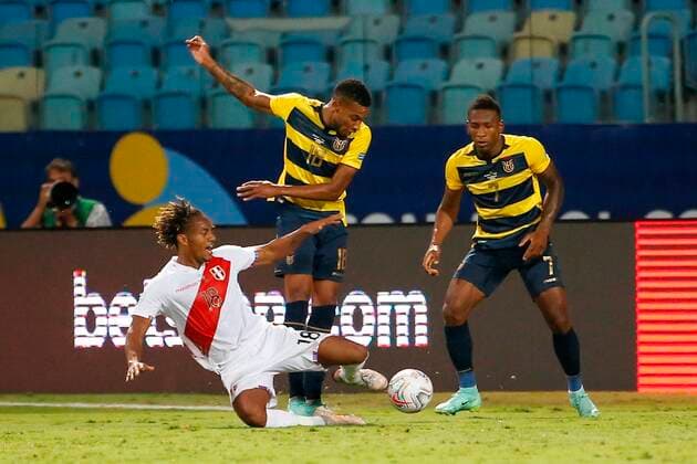 Ecuador s Ayrton Preciado (C) in action against Peru s Andre Carrillo, during a match for Group B of the Copa America at the Pedro Ludovico Teixeira Olympic Stadium in Goiania, Brazil, 23 June 2021. Ecuador - Peru !ACHTUNG: NUR REDAKTIONELLE NUTZUNG!  Copyright: xAlbertoxValdesx AME8005 20210623-924c7e191385baef6163168cb088039458ead354