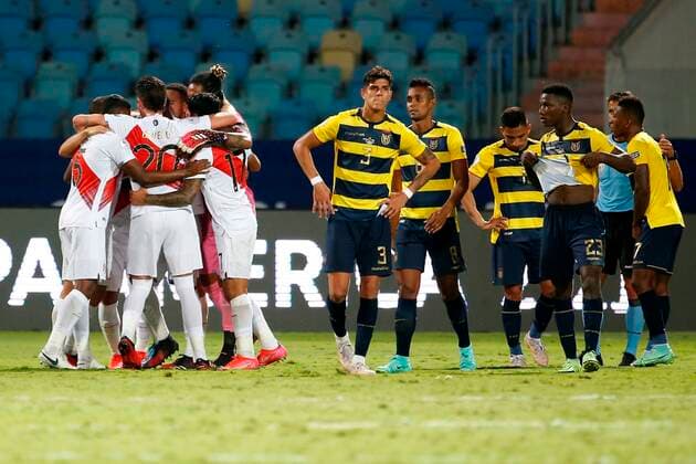 Players from Peru hug today, during a match for Group B of the Copa America at the Pedro Ludovico Teixeira Olympic Stadium in Goiania, Brazil, 23 June 2021. Ecuador - Peru !ACHTUNG: NUR REDAKTIONELLE NUTZUNG!  Copyright: xAlbertoxValdesx AME8031 20210623-bf10408a480fd00f5843930eab1631a13f6e020a