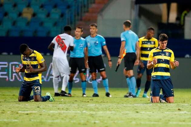 Moises Caicedo (L) and Piero Hincapie (R) from Ecuador react today, during a match for Group B of the Copa America at the Pedro Ludovico Teixeira Olympic Stadium in Goiania, Brazil, 23 June 2021. Ecuador - Peru !ACHTUNG: NUR REDAKTIONELLE NUTZUNG!  Copyright: xAlbertoxValdesx AME8033 20210623-486df58cdc404a9c10f8e01baf14e0c57f972845