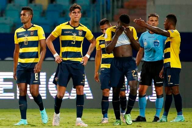 Ecuador players lament today, during a match for Group B of the Copa America at the Pedro Ludovico Teixeira Olympic Stadium in Goiania, Brazil, 23 June 2021. Ecuador - Peru !ACHTUNG: NUR REDAKTIONELLE NUTZUNG!  Copyright: xAlbertoxValdesx AME8035 20210623-47b38a1495c58dbecc18a68ec8d8738c203824e5