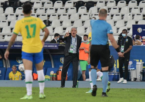 23th June 2021; Nilton Santos Stadium, Rio de Janeiro, Brazil; Copa America, Brazil versus Colombia; Brazil manager Tite sends in instructions to his players  ActionPlus12299174 MarcelloxDias