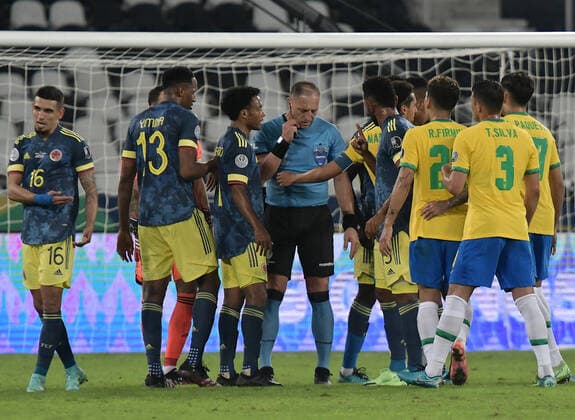 23th June 2021; Nilton Santos Stadium, Rio de Janeiro, Brazil; Copa America, Brazil versus Colombia; Players of Brasil and Colombia, complain to the referee N& xe9;stor Pitana about his decision  ActionPlus12299202 MarcelloxDias