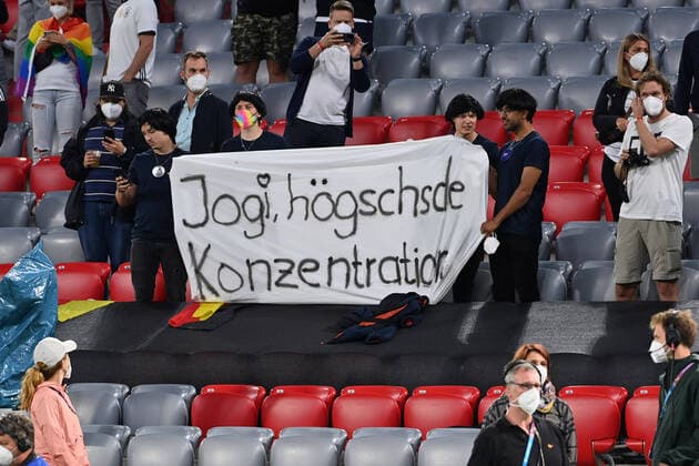 Banner,Transparent,Spruchband JOGI,HOEGSCHDE KONZENTRATION.Fans,Fussballfans von Bundestrainer Joachim Jogi LOEW,LÖW (GER), Gruppenphase, Vorrunde Gruppe F, Spiel M36, Deutschland (GER) - Ungarn (HUN) 2-2, am 23.06.2021 in Muenchen Deutschland, Fussball Arena (Alliianz Arena). Fussball EM 2020 vom 11.06.2021-11.07.2021.