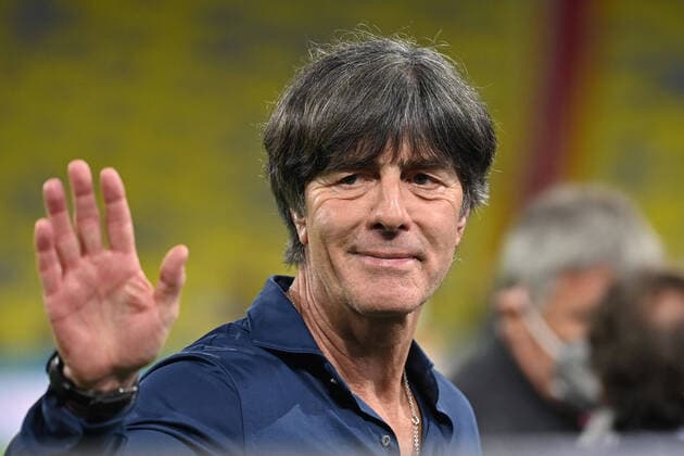 Bundestrainer Joachim Jogi LOEW,LÖW (GER), winkt,winken nach Spielende,Einzelbild, angeschnittenes Einzelmotiv,Portraet,Portrait,Porträt, Gruppenphase, Vorrunde Gruppe F, Spiel M36, Deutschland (GER) - Ungarn (HUN) 2-2, am 23.06.2021 in Muenchen Deutschland, Fussball Arena (Alliianz Arena). Fussball EM 2020 vom 11.06.2021-11.07.2021.