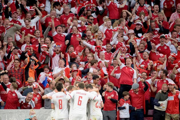 Jubel DEN um Torschuetze Mikkel DAMSGAARD (DEN) nach seinem Tor zum 1:0, vor den Fans. Gruppenphase, Vorrunde Gruppe B, Spiel M27, Russland (RUS) - Daenemark (DEN) 1:4, am 21.06.2021 in Kopenhagen Daenemark. Fussball EM 2020 vom 11.06.2021-11.07.2021. Â