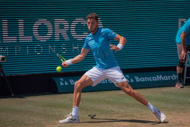 Spanish tennis player Pablo Carreno returns the ball to Australian Jordan Thompson during the Mallorca Championship ATP, Tennis Herren quarterfinal match held in Majorca, Spain, 24 June 2021. Mallorca Championship ATP !ACHTUNG: NUR REDAKTIONELLE NUTZUNG!  Copyright: xATIENZAx GRAF7133 20210624-16c4e5e62ebed979e6ad4259dd3256e56f83d5a7
