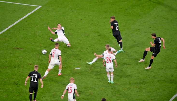 23.06.2021, Fussball, Europameisterschaft 2020, Gruppenspiel Gruppe F, Deutschland - Ungarn, in der Fußball Arena München. Das erlösende Tor zum 2:2 von Leon Goretzka (re, Deutschland), das den 2.Platz in der Gruppe F sichert und dadurch das weiterkommen im Turnier.
