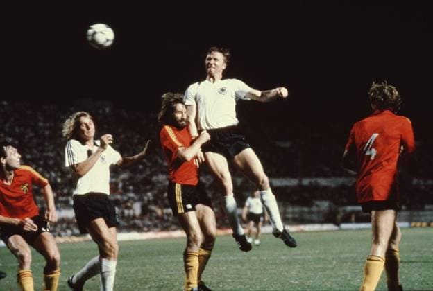 Endspiel der Europameisterschaft 1980 in Rom Deutschland wird Europameister - gewinnt gegen Belgien mit 2:1 durch das Kopfball Tor von Horst Hrubesch in der 89. Minute Endspiel der Europameisterschaft 1980 in Rom Deutschland gegen Belgien 2:1 Horst Hrubesch erzielt das 2:1 für Deutschland in der 89. Minute , im Tor von Belgien Jean-Marie Pfaff Rom Latium Italien Olympiastadion