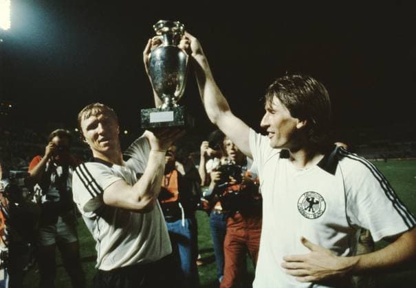 Endspiel der Europameisterschaft 1980 in Rom Deutschland wird Europameister - gewinnt gegen Belgien mit 2:1 durch das Kopfball Tor von Horst Hrubesch in der 89. Minute Endspiel der Europameisterschaft 1980 in Rom Deutschland gegen Belgien 2:1 Horst Hrubesch erzielt das 2:1 für Deutschland in der 89. Minute - hier hält er den Europapokal zusammen mit Manfred Kaltz hoch Rom Latium Italien Olympiastadion