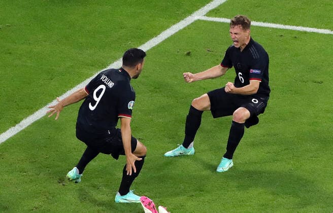 Kevin Volland, Joshua Kimmich jubeln nach 2:2 Ausgleich durch Leon Goretzka jubelnd Freude Emotion Jubel Fußball Fussball Euro 2020 Europameisterschaft EM Nationalmannschaft DFB Herren Saison 2020 2021 23.06.2021 Deutschland GER vs. Ungarn HUN DFL regulations prohibit any use of photographs as image sequences and or quasi-video.