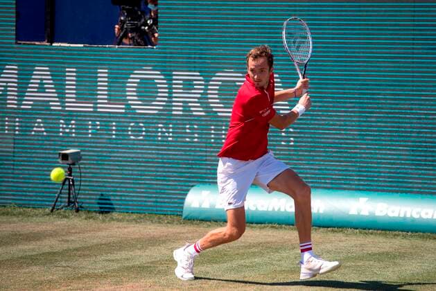 Russian tennis player Daniil Medvedev returns the ball to Norwegian Casper Ruud in the Mallorca Championships ATP, Tennis Herren 250 tennis tournament s quarterfinal match held at Mallorca Country Club in Santa Ponca, Majorca, Balearic islands, Spain, 24 June 2021. Mallorca Championships ATP 250 tennis tournament !ACHTUNG: NUR REDAKTIONELLE NUTZUNG!  Copyright: xATIENZAx GRAF7296 20210624-9329699193937476708d77462c83d4d134a77d6a