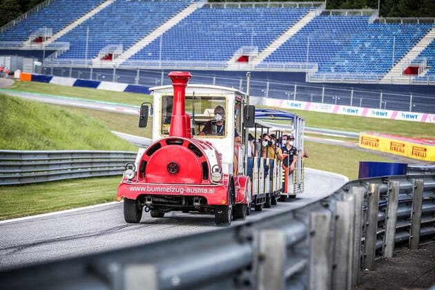 FORMULA 1 - GP of Styria 2021 SPIELBERG,AUSTRIA,24.JUN.21 - MOTORSPORTS, FORMULA 1 - Grand Prix of Styria, Red Bull Ring, preview. Image shows fans at the pit lane tour.  GEPAxpictures xManfredxBinder
