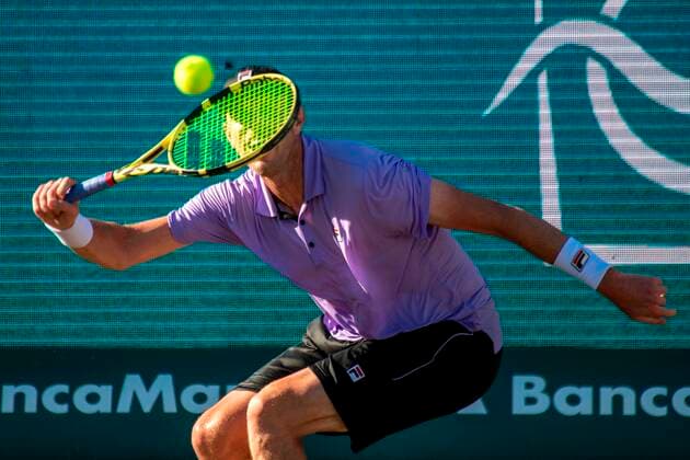 US tennis player Sam Querrey returns the ball to Spanish Roberto Bautista during the Mallorca Championschip ATP, Tennis Herren quarterfinal match held in Santa Ponca, Majorca, Spain, 24 June 2021. Mallorca Championschip ATP !ACHTUNG: NUR REDAKTIONELLE NUTZUNG!  Copyright: xATIENZAx GRAF7416 20210624-bb77ac1903d47b4bf05ac8a55f9b2ea0f21b92b8
