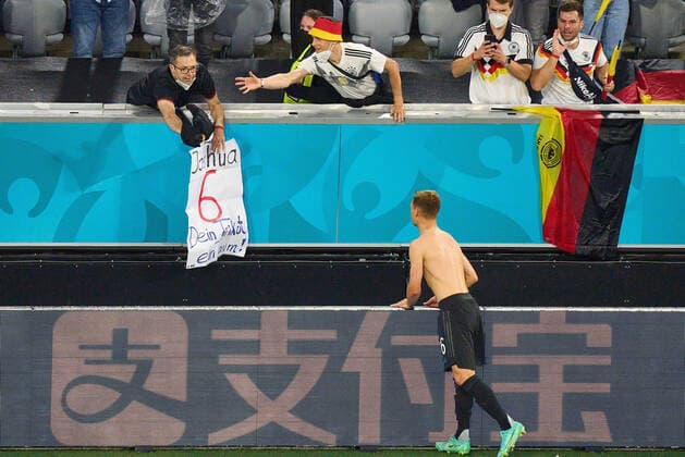 Joshua KIMMICH, DFB 6 offers his jersey to fans in the Group F match GERMANY - HUNGARY 2-2 at the football UEFA European Championships 2020 in Season 2020 2021 on June 23, 2021 in Munich, Germany.