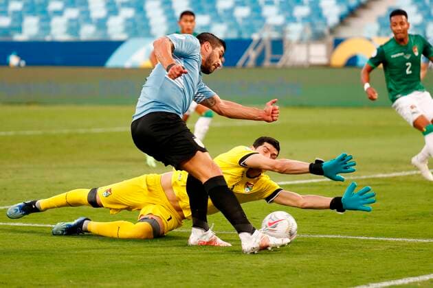 Uruguay s Luis Suarez (up) in action against Bolivia s goalkeeper Carlos Lampe, during a match for Group A of the Copa America at the Arena Pantanal stadium in Cuiaba, Brazil, 24 June 2021. Bolivia - Uruguay !ACHTUNG: NUR REDAKTIONELLE NUTZUNG!  Copyright: xSebastiaoxMoreirax AMDEP5325 20210624-e4d5ef2b29aa48db817a0afce3b7e395eb3e8ae8