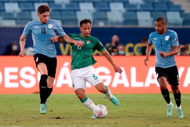 Uruguay s Federico Valverde (L) and Nicolas De La Cruz (R) in action against Bolivia s Leonel Justiniano, during a match for Group A of the Copa America at the Arena Pantanal stadium in Cuiaba, Brazil, 24 June 2021. Bolivia - Uruguay !ACHTUNG: NUR REDAKTIONELLE NUTZUNG!  Copyright: xRaulxMartinezx AME8270 20210624-b9801704b12eb80ccd713ee400cf38270d48bfa9