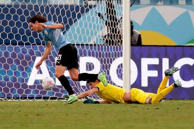 Uruguay s Edinson Cavani in action against Bolivia s Carlos Lampe, during a match for Group A of the Copa America at the Arena Pantanal stadium in Cuiaba, Brazil, 24 June 2021. Bolivia - Uruguay !ACHTUNG: NUR REDAKTIONELLE NUTZUNG!  Copyright: xRaulxMartinezx AME8268 20210624-316015c1dcaa03827c35efb26210226013d22997