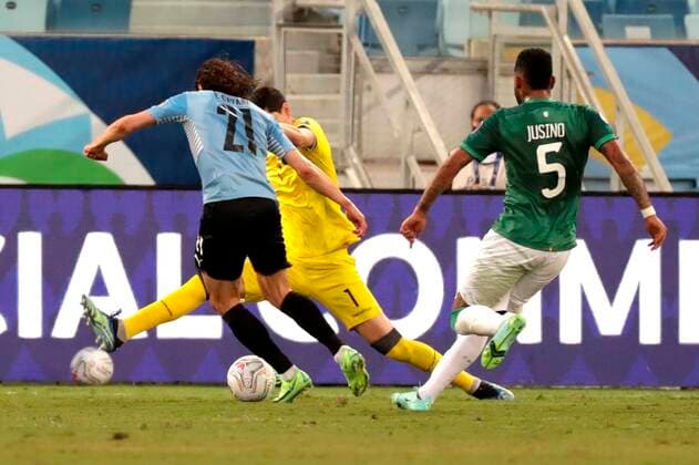 Uruguay s Edinson Cavani in action against Bolivia s Carlos Lampe, during a match for Group A of the Copa America at the Arena Pantanal stadium in Cuiaba, Brazil, 24 June 2021. Bolivia - Uruguay !ACHTUNG: NUR REDAKTIONELLE NUTZUNG!  Copyright: xRaulxMartinezx AME8266 20210624-a9d3d29e8c0a6cdf11eb21ff08127765358ddeec
