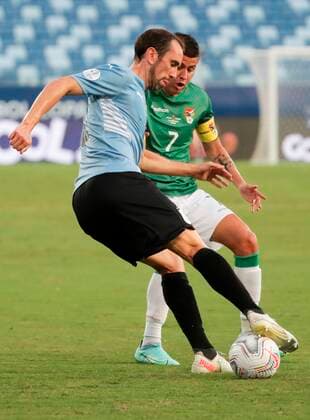Uruguay s Diego Godin in action against Bolivia s Juan Carlos Arce, during a match for Group A of the Copa America at the Arena Pantanal stadium in Cuiaba, Brazil, 24 June 2021. Bolivia - Uruguay !ACHTUNG: NUR REDAKTIONELLE NUTZUNG!  Copyright: xRaulxMartinezx AME8263 20210624-4230d34f7a8fad27682bf2d5e9c74b69562e1050