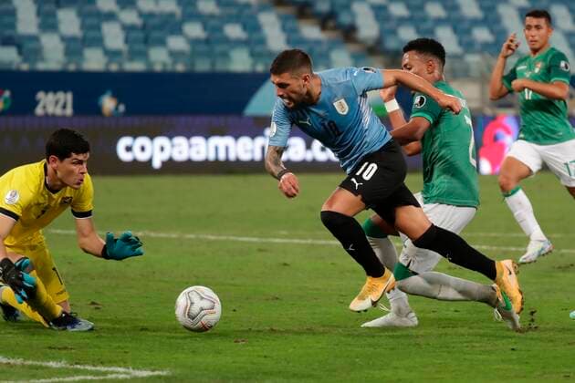Uruguay s Giorgian de Arrascaeta in action against Bolivia s Carlos Lampre (L), during a match for Group A of the Copa America at the Arena Pantanal stadium in Cuiaba, Brazil, 24 June 2021. Bolivia - Uruguay !ACHTUNG: NUR REDAKTIONELLE NUTZUNG!  Copyright: xRaulxMartinezx AME8287 20210624-50dc899442764c0fe38bb8e8fa3ea1fe65972f2f
