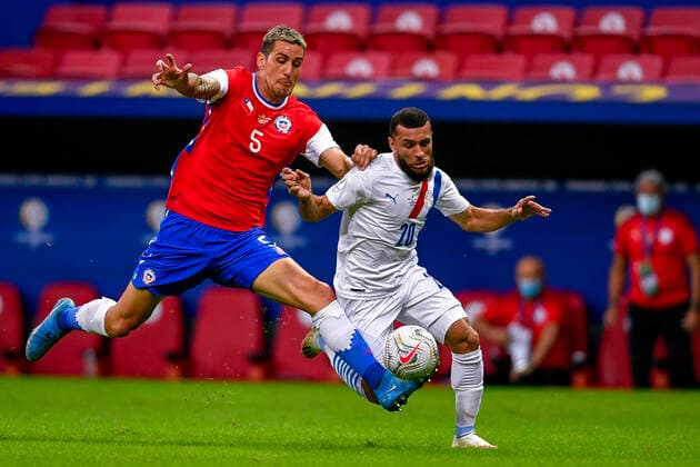 Futbol, Chile vs Paraguay. Copa America Brasil 2021. El jugador de Chile Enzo Roco juega el balon contra Antonio Bareiro de Paraguay durante el partido por el grupo A de Copa America disputado en el estadio Nacional Mane Garrincha, en Brasilia, Brasil. 24 06 2021 Mateus Bonomi AGIF Photosport Football, Chile vs Paraguay. Brazil Copa America Championship 2021. Chile s player Enzo Roco play the ball against Paragua«s Antonio Bareiro during the match of Copa America Championship at Nacional Mane Garrincha stadium in Brasilia, Brazil. 24 06 2021 Mateus Bonomi AGIF Photosport Chile vs Paraguay, Copa America 2021