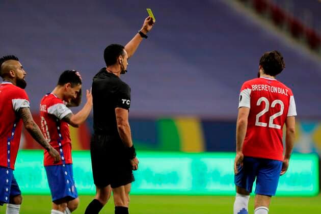 Referee Wilmar Roldan shows a yellow card to Ben Brereton of Chile today, during a match for Group A of the Copa America at the Mane Garrincha Stadium in Brasilia, Brazil, 24 June 2021. Chile - Paraguay !ACHTUNG: NUR REDAKTIONELLE NUTZUNG!  Copyright: xJoedsonxAlvesx AME8401 20210625-1ca4fabb2da61a02b42a2cb6030f98e8c1dbeb21