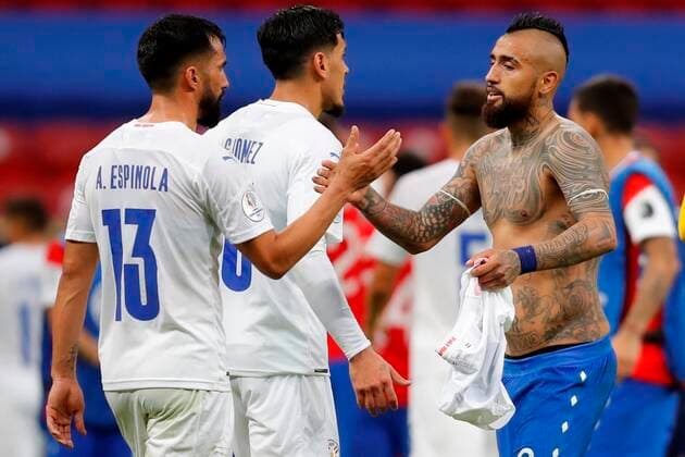 Chile s Arturo Vidal greets Paraguay s Alberto Espinola (L), after the end of a match for Group A of the Copa America at the Mane Garrincha Stadium in Brasilia, Brazil, 24 June 2021. Chile - Paraguay !ACHTUNG: NUR REDAKTIONELLE NUTZUNG!  Copyright: xFernandoxBizerraxJrx AMDEP5466 20210625-d109d1f2cae2e15a1cd6fc3d1ccc6e3ad76e9146
