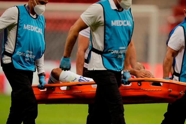 Medical team transports player Antonio Bareiro from Paraguay off the field today, during a match for Group A of the Copa America at the Mane Garrincha Stadium in Brasilia, Brazil, 24 June 2021. Chile - Paraguay !ACHTUNG: NUR REDAKTIONELLE NUTZUNG!  Copyright: xJoedsonxAlvesx AME8440 20210625-5bfd036c1a25195ef1f97b6c633ca64ddeb2d4e8