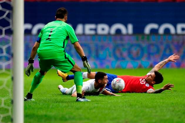 Chile s Charles Aranguiz (R) in action against Paraguay s Miguel Almiron (C), during a match for Group A of the Copa America at the Mane Garrincha Stadium in Brasilia, Brazil, 24 June 2021. Chile - Paraguay !ACHTUNG: NUR REDAKTIONELLE NUTZUNG!  Copyright: xJoedsonxAlvesx AME8420 20210625-50ef430fe1b8025697c43abbab2e8afe082c0ff6