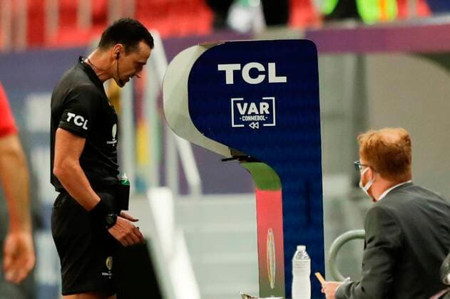 Referee Wilmar Roldan (L) reviews the VAR today, during a match for Group A of the Copa America at the Mane Garrincha Stadium in Brasilia, Brazil, 24 June 2021. Chile - Paraguay !ACHTUNG: NUR REDAKTIONELLE NUTZUNG!  Copyright: xJoedsonxAlvesx AME8423 20210625-4287ec3167db9d1d60b42e905219bd0ab510b697