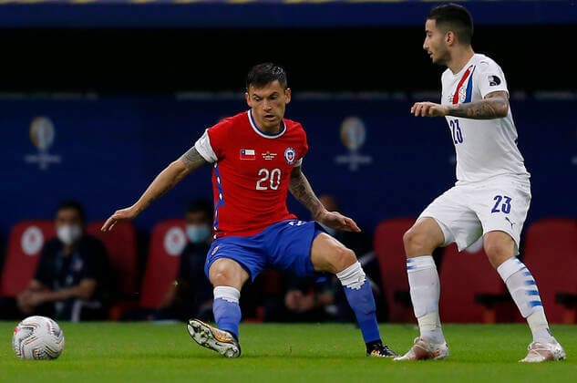 (210625) -- BRASILIA, June 25, 2021 -- Chile s Charles Aranguiz (L) vies with Paraguay s Mathias Villasanti during the 2021 Copa America Group A football match between Chile and Paraguay in Brasilia, Brazil, on June 24, 2021. ) (SP)BRAZIL-BRASILIA-COPA AMERICA-CHILE VS PARAGUAY LUCIOxTAVORA 