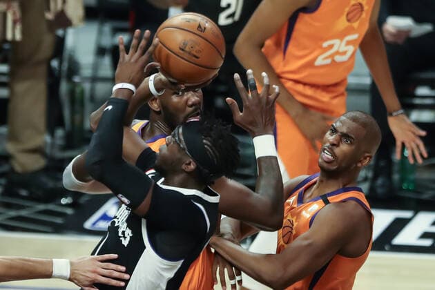 LOS ANGELES, CA - JUNE 24: LA Clippers guard Reggie Jackson (1) in traffic taking a shot during the Phoenix Suns game versus the Los Angeles Clippers game 3 NBA, Basketball Herren, USA Western Conference Finals game on June 24, 2021, at Staples Center in Los Angeles, CA. (Photo by Jevone Moore Icon Sportswire) NBA: JUN 24 Western Conference Final - Suns at Clippers Icon210624061