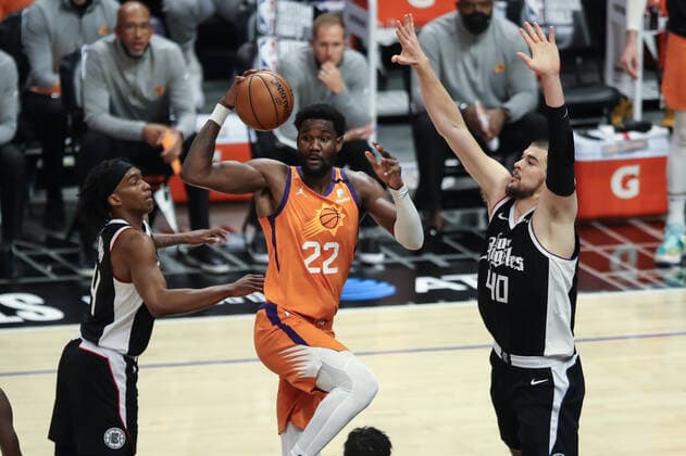 LOS ANGELES, CA - JUNE 24: Phoenix Suns center Deandre Ayton (22) looks to pass during the Phoenix Suns game versus the Los Angeles Clippers game 3 NBA, Basketball Herren, USA Western Conference Finals game on June 24, 2021, at Staples Center in Los Angeles, CA. (Photo by Jevone Moore Icon Sportswire) NBA: JUN 24 Western Conference Final - Suns at Clippers Icon210624063