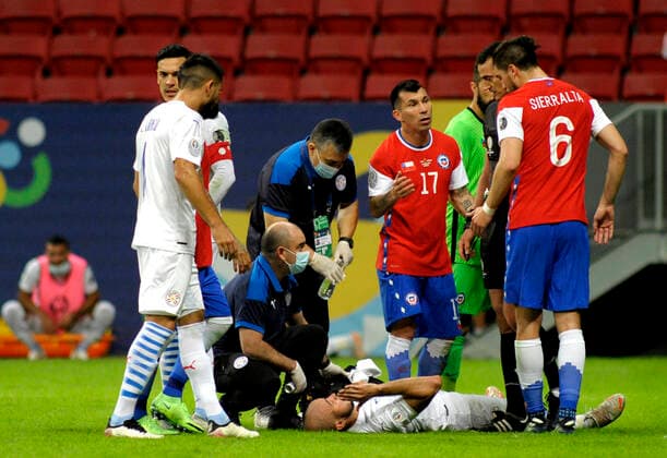 BRASILIA, BRAZIL - JUNE 24: Gary Medel and Francisco Sierralta of Chile argues with the Referee Wimar Roldan ,during the match between Chile and Paraguay as part of Conmebol Copa America Brazil 2021 at Mane Garrincha Stadium on June 24, 2021 in Brasilia, Brazil. SPO, SOC, ICH 