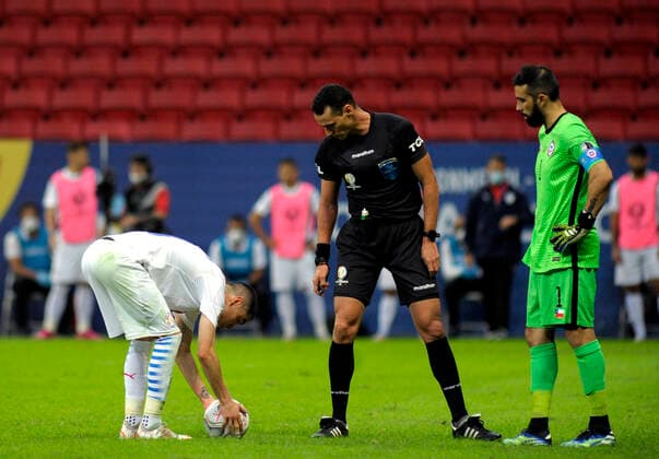 BRASILIA, BRAZIL - JUNE 24: Miguel Almiron of Paraguay prepares for the penalty kick observed by the referee Wimar Roldan and the Chilean goalkeeper Claudio Bravo ,during the match between Chile and Paraguay as part of Conmebol Copa America Brazil 2021 at Mane Garrincha Stadium on June 24, 2021 in Brasilia, Brazil. SPO, SOC, ICH 