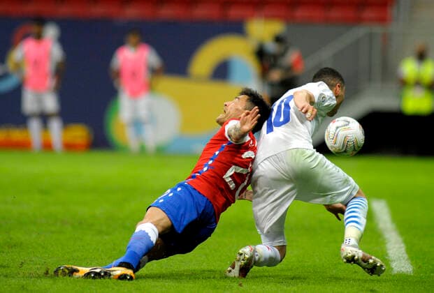 BRASILIA, BRAZIL - JUNE 24: Charles Aranguiz of Chile competes for the ball with Miguel Almiron of Paraguay ,during the match between Chile and Paraguay as part of Conmebol Copa America Brazil 2021 at Mane Garrincha Stadium on June 24, 2021 in Brasilia, Brazil. SPO, SOC, ICH 