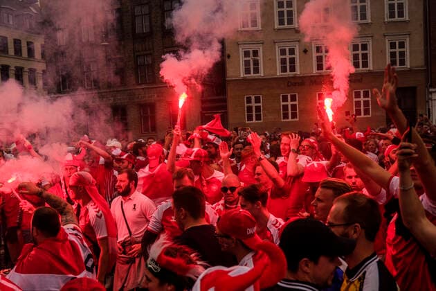 Football celebration in Copenhagen, Denmark Copenhagen, Denmark. 21st, June 2021. Danish football fans dressed with fan gear in red and white warm up for the UEFA EURO, EM, Europameisterschaft,Fussball 2020 match between Denmark and Russia in Copenhagen. Copenhagen Denmark  Copyright: xGonzalesxPhoto RobertxHendelx