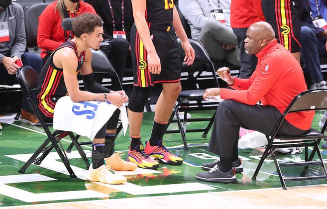 June 25, 2021, Milwaukee, WI, USA: Atlanta Hawks interim head coach Nate McMillan, right, confers with Trae Young during a time out during the second quarter against the Milwaukee Bucks in Game 2 of the NBA, Basketball Herren, USA Eastern Conference Finals on Friday, June 25, 2021, at Fiserv Forum in Milwaukee. The Bucks won, 125-91, to even the series. Milwaukee USA - ZUMAm67_ 0122918898st Copyright: xThexAtlantaxJournal-Constitutionx
