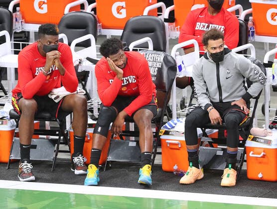 June 25, 2021, Milwaukee, WI, USA: From left, the Atlanta Hawks Clint Capela, Solomon Hill, and Trae Young watch from the bench in the final minutes of a 125-91 loss to the Milwaukee Bucks in Game 2 of the NBA, Basketball Herren, USA Eastern Conference Finals on Friday, June 25, 2021, at Fiserv Forum in Milwaukee. Milwaukee USA - ZUMAm67_ 0122918901st Copyright: xThexAtlantaxJournal-Constitutionx