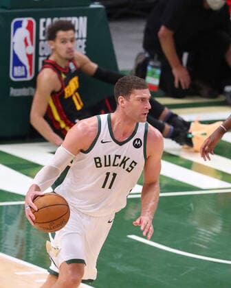 June 25, 2021, Milwaukee, WI, USA: The Milwaukee Bucks Brook Lopez steals the ball from the Atlanta Hawks Trae Young, who falls to the floor during the second quarter in Game 2 of the NBA, Basketball Herren, USA Eastern Conference Finals on Friday, June 25, 2021, at Fiserv Forum in Milwaukee. The Bucks won, 125-91, to even the series. Milwaukee USA - ZUMAm67_ 0122918902st Copyright: xThexAtlantaxJournal-Constitutionx