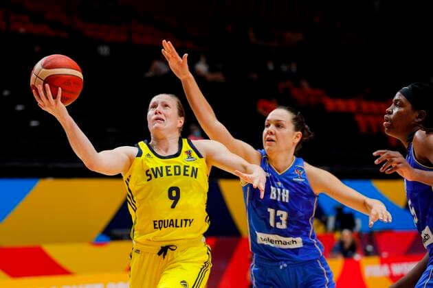 Swedish player Elin Eldebrink (L) tries to shoot before the defense of Bosnian players Melisa Brcaninovic (2R) and Jonquel Jones (R) during the Women s Eurobasket 2021 held at Fuente de San Luis Pavilion in Valencia, Spain, 26 June 2021. Sweden vs Bosnia !ACHTUNG: NUR REDAKTIONELLE NUTZUNG!  Copyright: xMiguelxAngelxPolox GRAF8320 20210626-ccdb98ab6916f0c9c53eac6b784b7b7224ec8c81