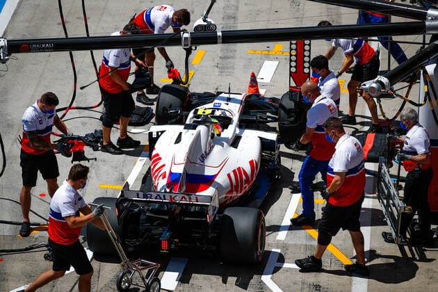 SCHUMACHER Mick (ger), Haas F1 Team VF-21 Ferrari, action pitlane during the Formula 1 Grosser Preis Der Steiermark 2021, 2021 Styrian Grand Prix, 8th round of the 2021 FIA Formula One World Championship, WM, Weltmeisterschaft from June 25 to 27, 2021 on the Red Bull Ring, in Spielberg, Austria - FORMULE 1 : Grand prix de Styrie - Essais - Spielberg - 26 06 2021 DPPI Panoramic 