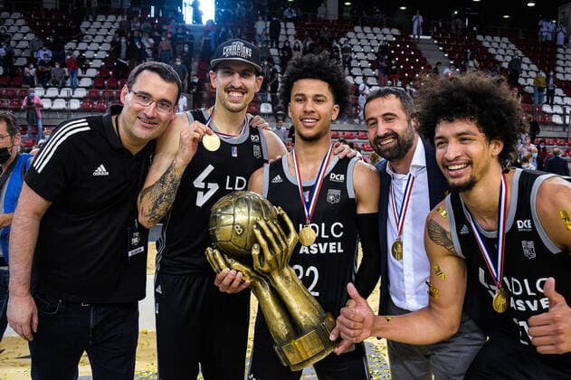trophee - LACOMBE Paul ( 6 - Lyon ) - STRAZEL Matthew ( 32 - Lyon ) - Frederic FAUTHOUX ( entraineur adjoint Lyon ) - BAKO Ismael ( 21 - Lyon ) - BASKET : Dijon vs Lyon - Final 4 - Rouen - 26 06 2021 FedericoPestellini Panoramic 